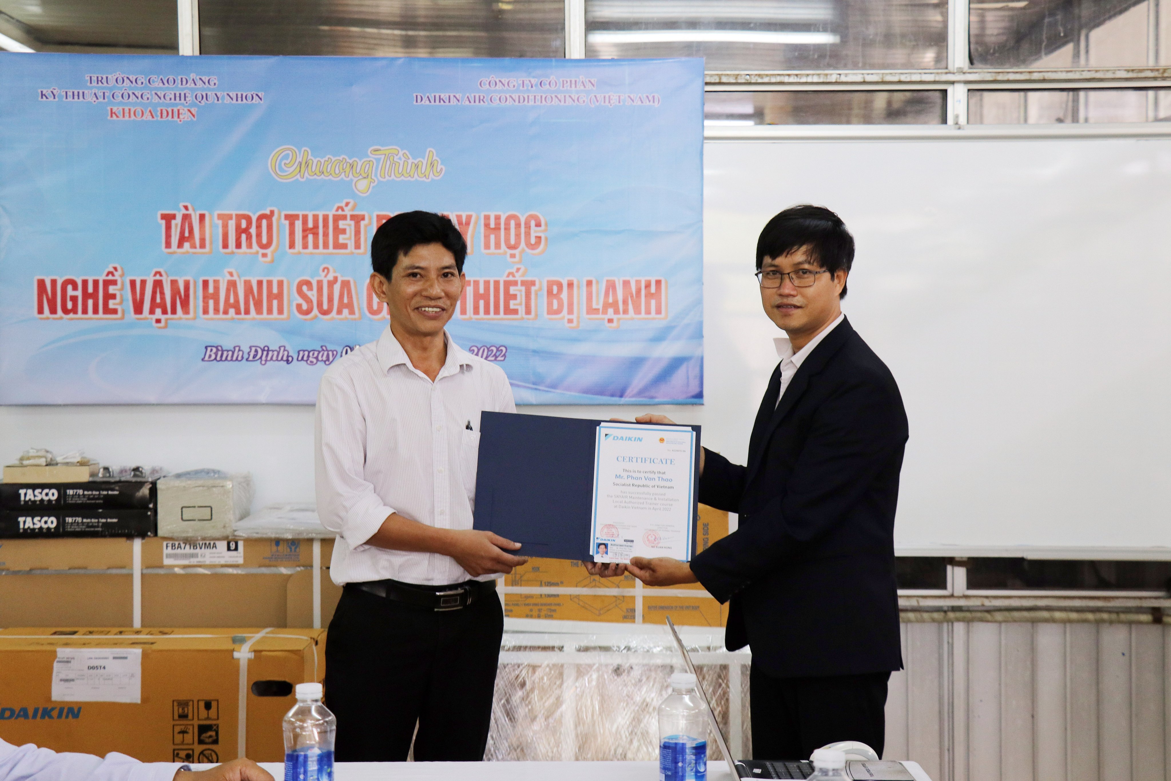 Công ty Daikin Việt Nam tiếp tục tài trợ thiết bị dạy học cho nghề Vận hành, sửa chữa thiết bị lạnh và ủy quyền giảng viên đào tạo tại Trường